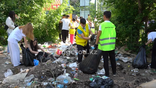Около 200 жителей Аксая приняли участие в акции &quot;Таза Қазақстан&quot;